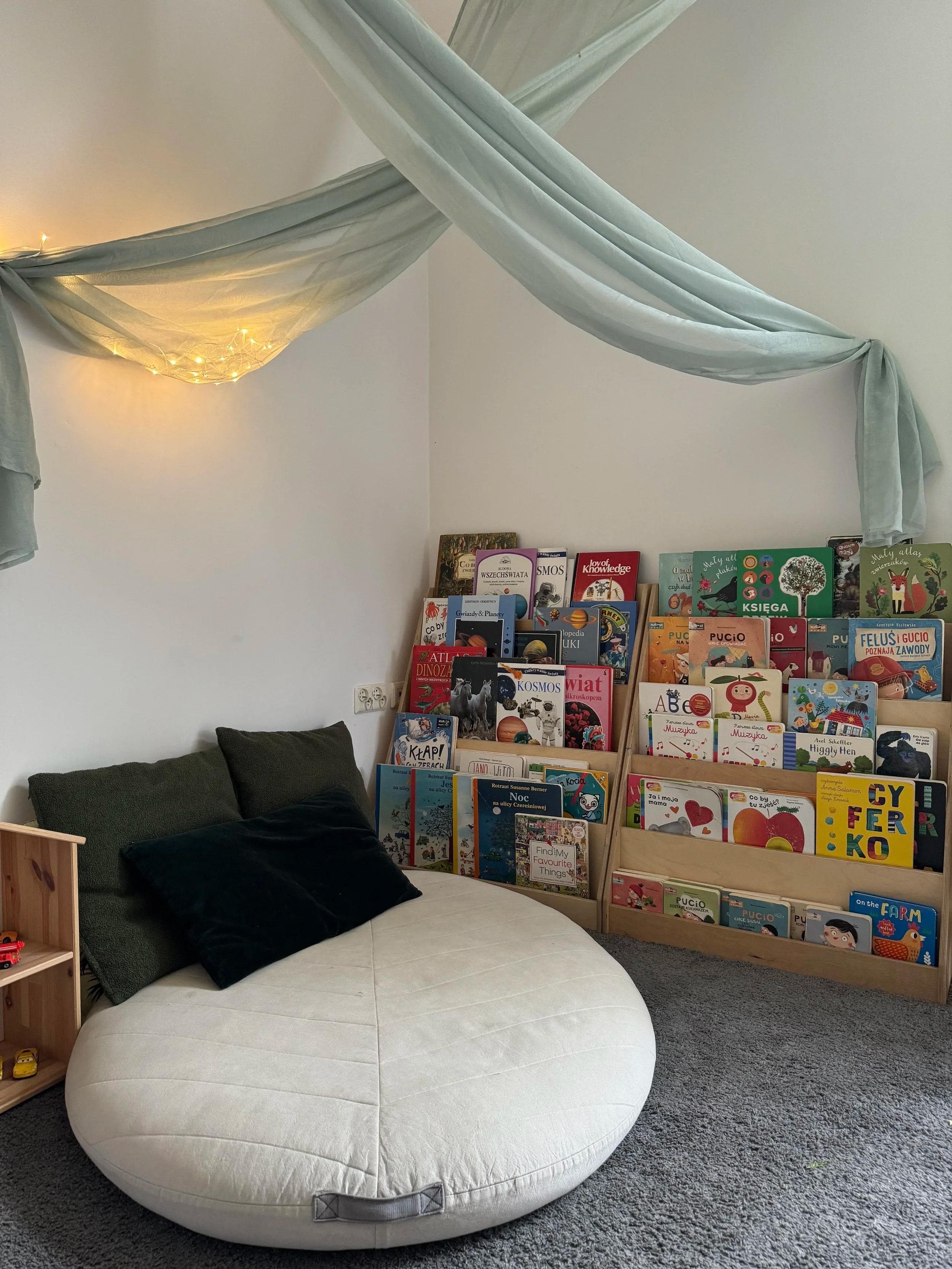 Czytelnia w sali zabaw żłobku na warszawskim Bemowie