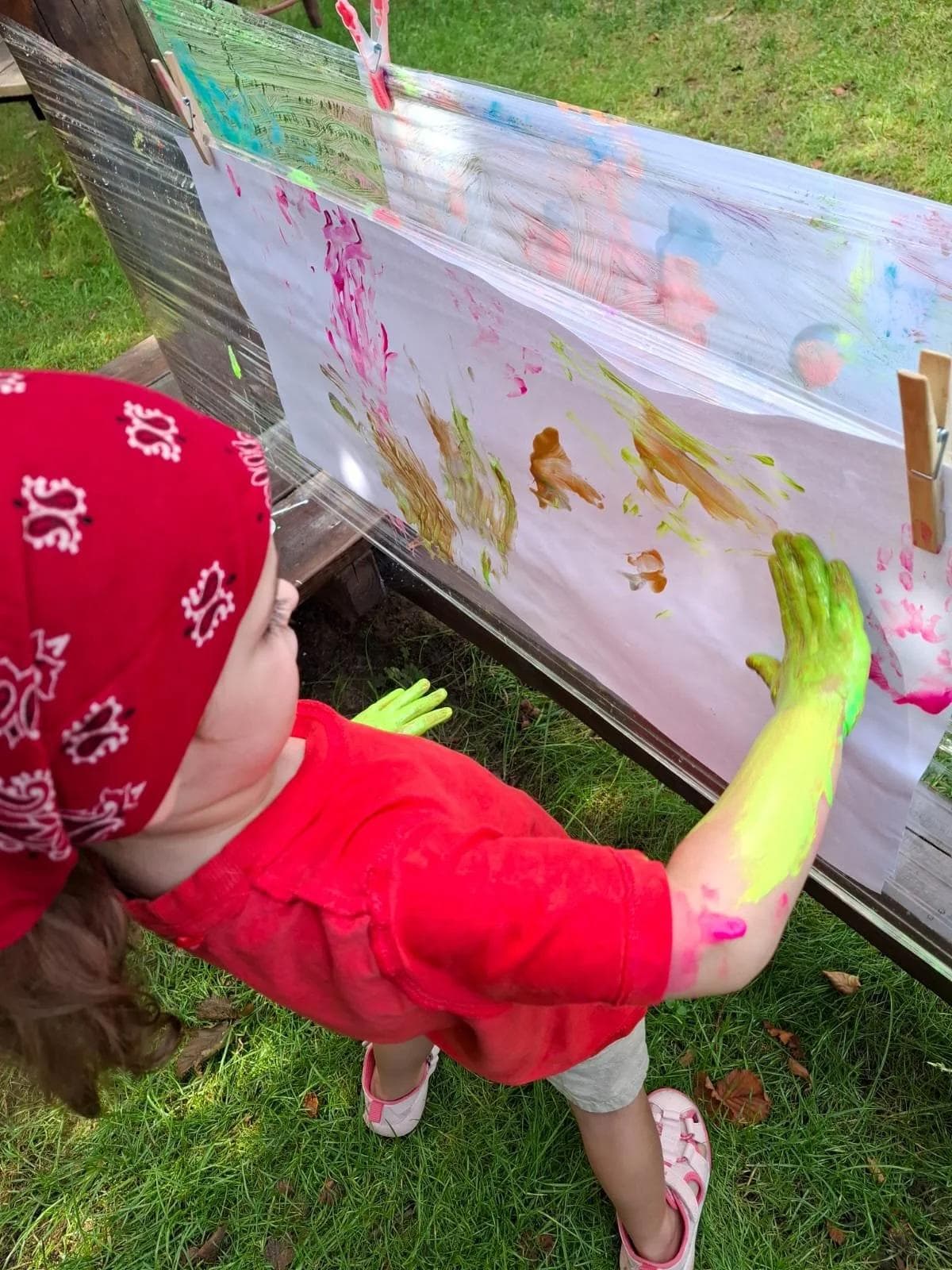 Malowanie na dworze w bliskościowym żłobku na warszawskim Bemowie.