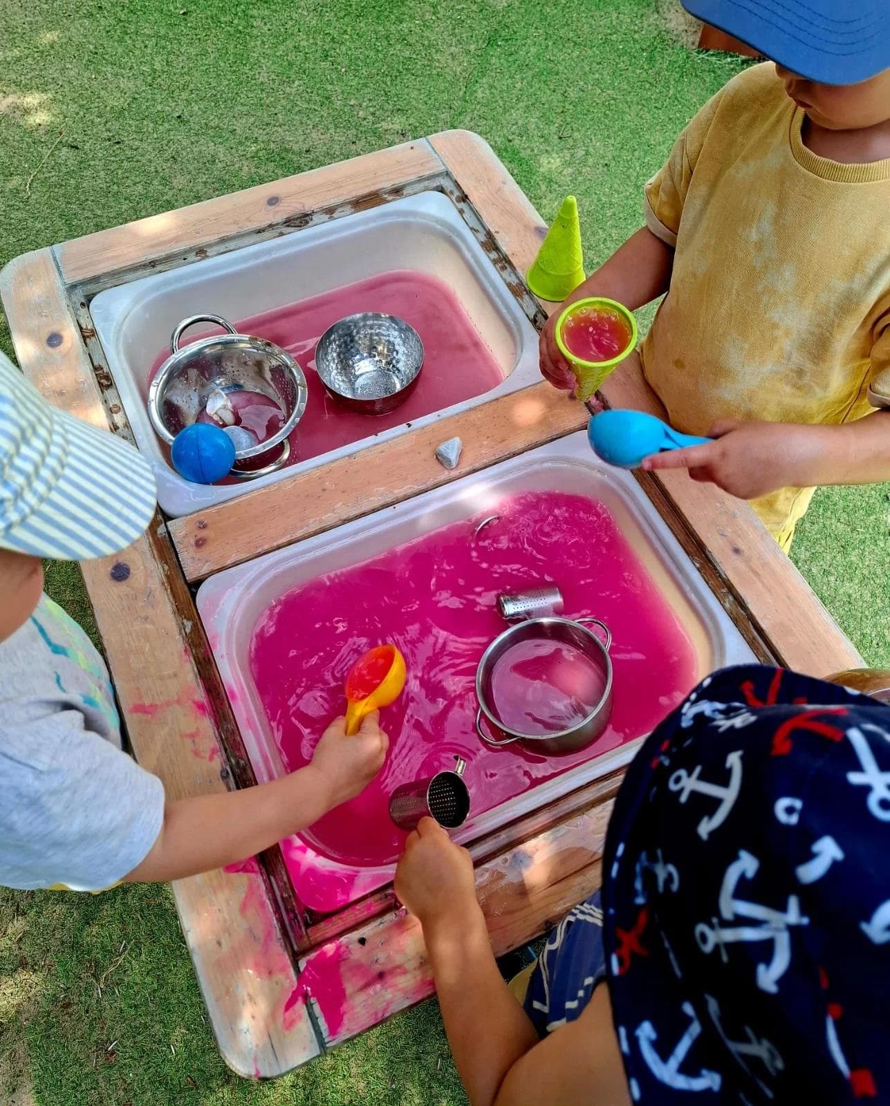 Zabawy metodą projektową na dworze w bliskościowym żłobku na warszawskim Bemowie.