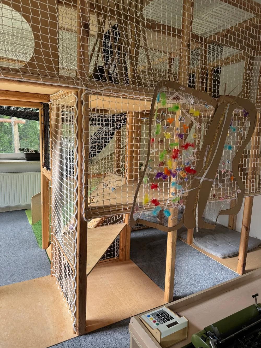 Konstrukcja ze zjeżdżalnią do zabaw ruchowych w żłobku na Bemowie