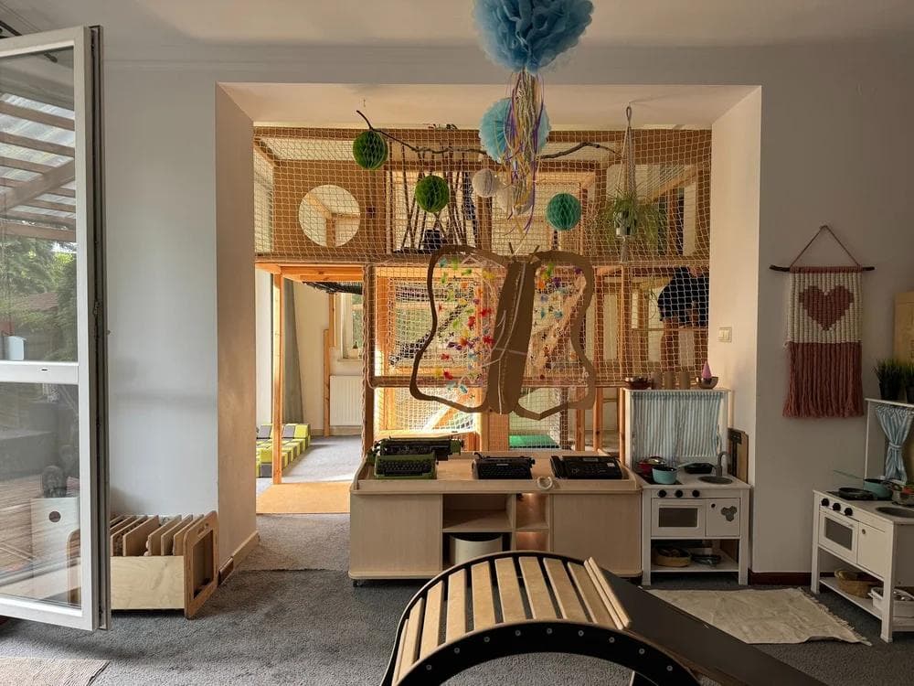 Sala zabaw i małpi gaj ze zjeżdżalnią do zabaw ruchowych w żłobku na Bemowie