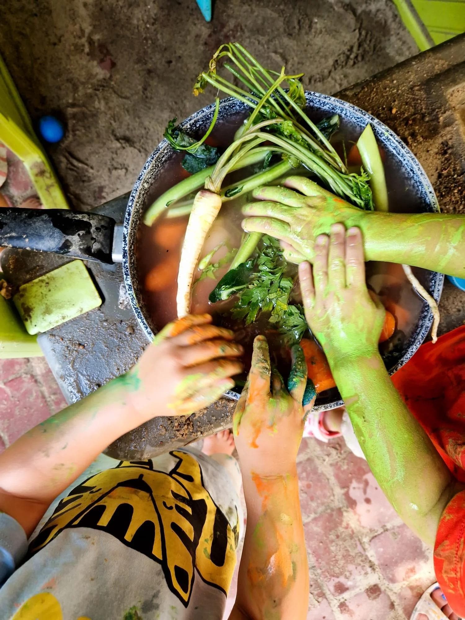 Zabawy z warzywami metodą projektową na dworze w bliskościowym żłobku na warszawskim Bemowie.