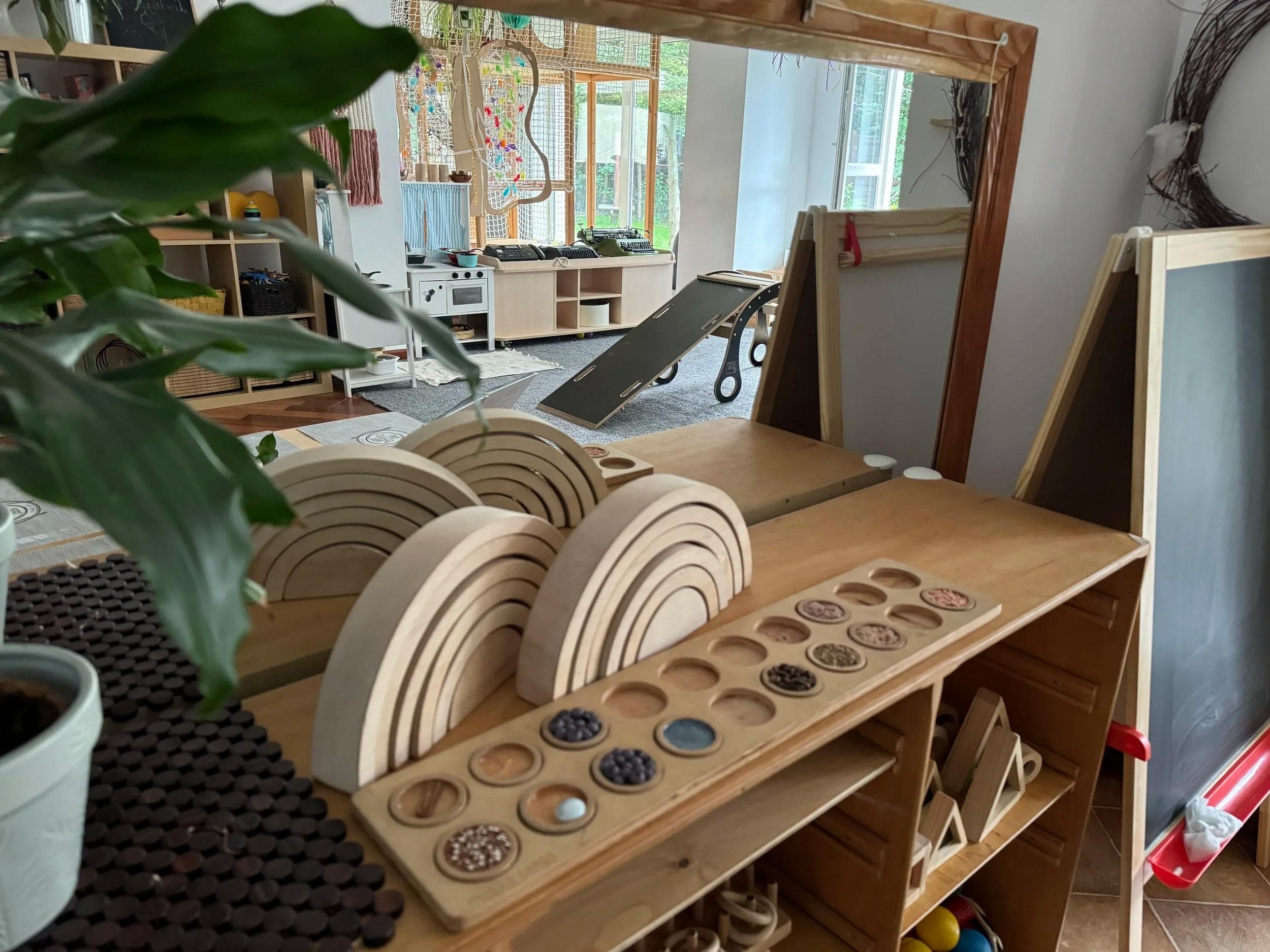 Naturalne zabawki, zjeżdżalnia i małpi gaj w sali zabaw żłobku na warszawskim Bemowie