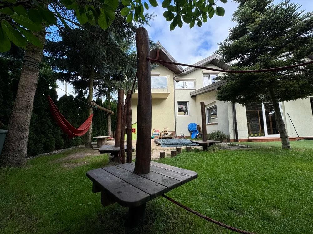 Ogród z piaskownicą i placem zabaw w żłobku na Bemowie