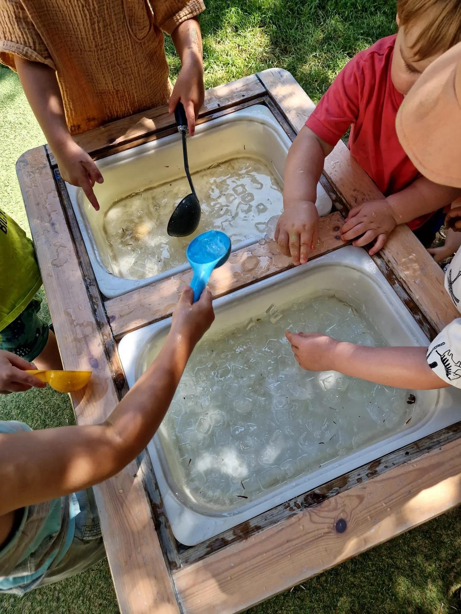 Zabawy z fizyką metodą projektową na dworze w bliskościowym żłobku na warszawskim Bemowie.