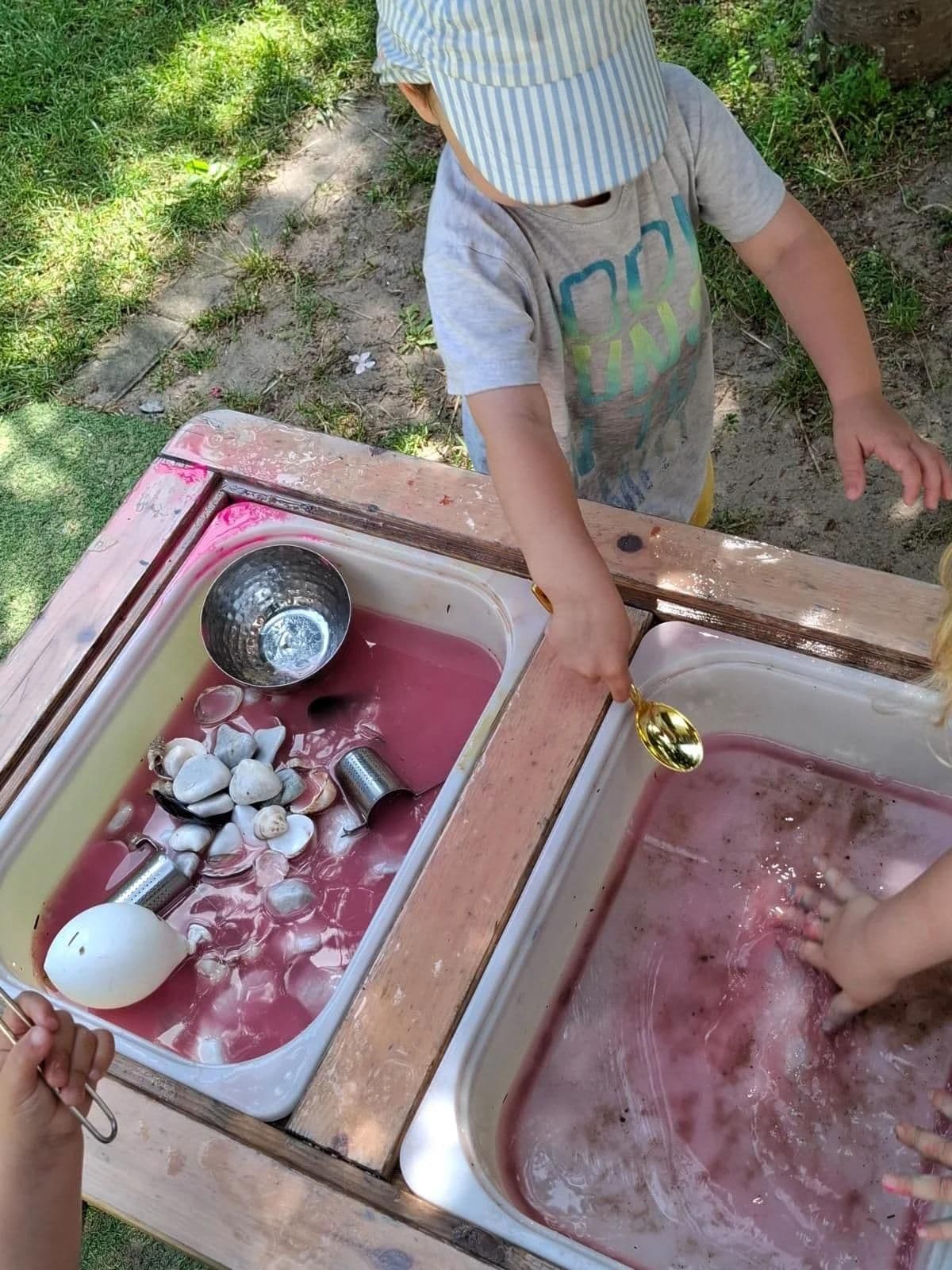 Naturalne zabawy metodą projektową na dworze w bliskościowym żłobku na warszawskim Bemowie.