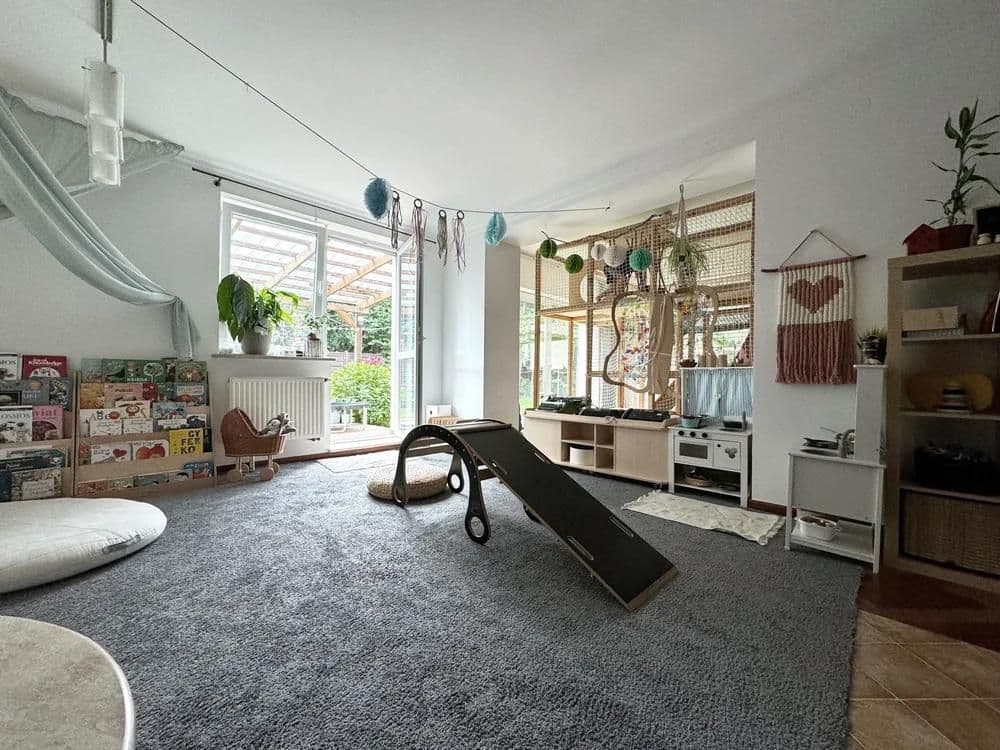 Naturalne zabawki, książki i małpi gaj w sali zabaw żłobku na warszawskim Bemowie