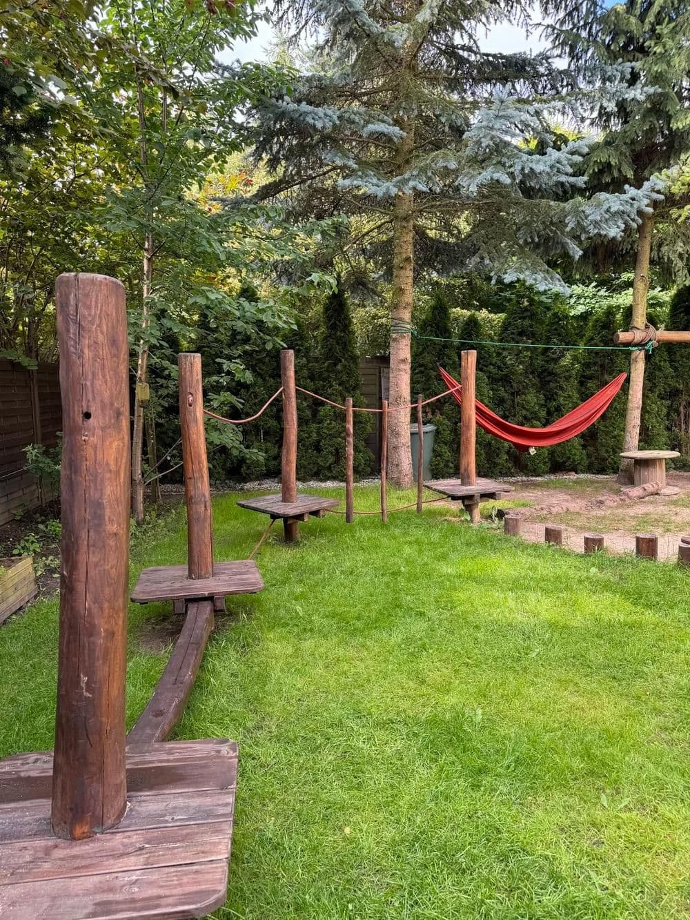 Ogród z drewnianym placem zabaw w żłobku na Bemowie